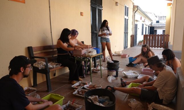 Washing Pottery